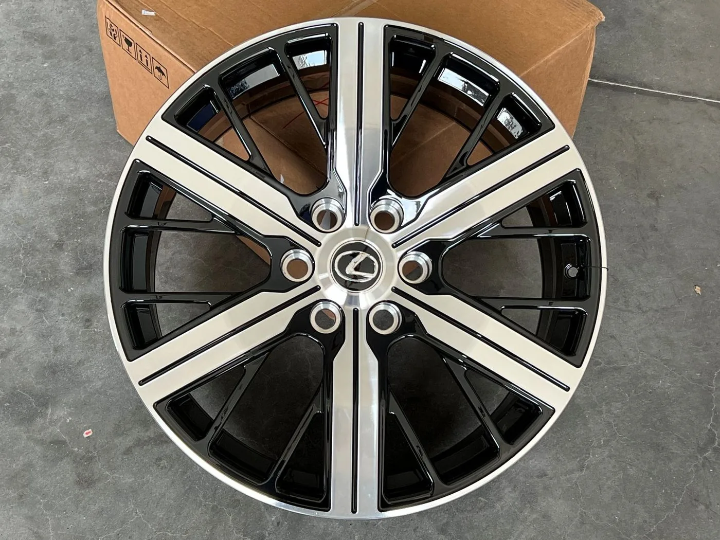 Toyota LC300 R22 — кованый диск RGW